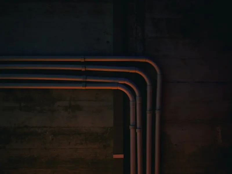 Kopparrör draget längs en vägg i ett pannrum.